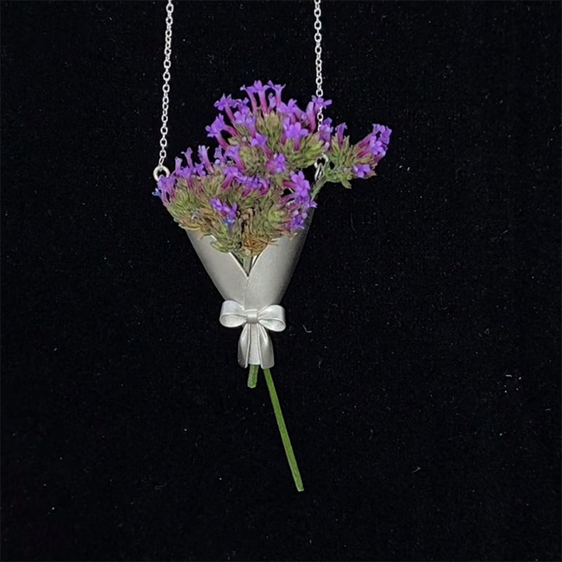 Collana con fiori dal design elegante e creativo