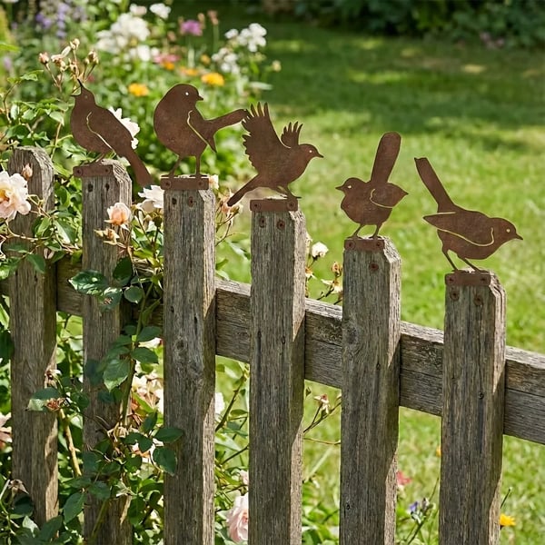 Set di 5 sagome di uccelli in metallo arrugginito dall'aspetto realistico come decorazione da giardino