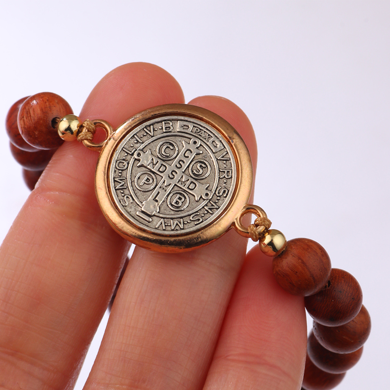 🛡️A Guardian's Companion✨Bracciale di San Benedetto con perline di legno naturale🎁Regolabile, adatto sia per uomini che per donne