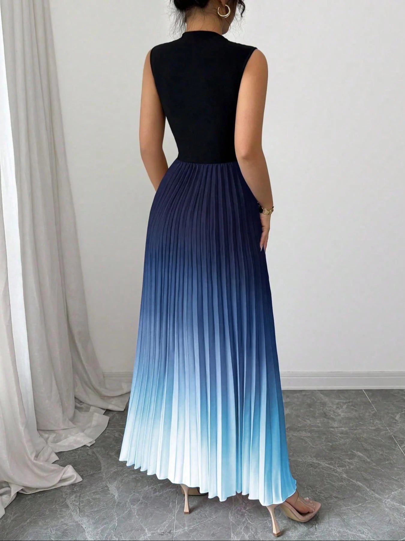 Abito lungo senza maniche a pieghe con effetto sfumato e collo alto