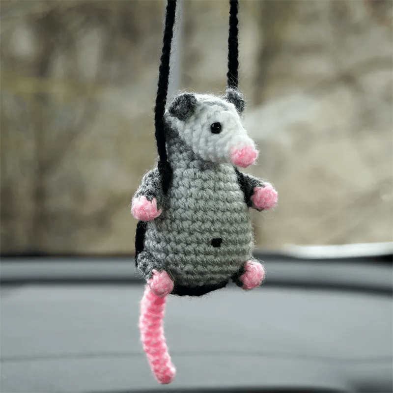 🔥 ULTIMO GIORNO 49% DI SCONTO - Ciondolo per auto Possum (100% lavorato a maglia a mano)
