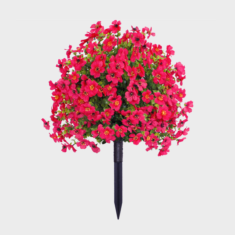 Decorazione floreale con eucalipto artificiale e violette da piantare nel terreno