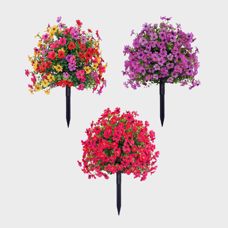 Decorazione floreale con eucalipto artificiale e violette da piantare nel terreno