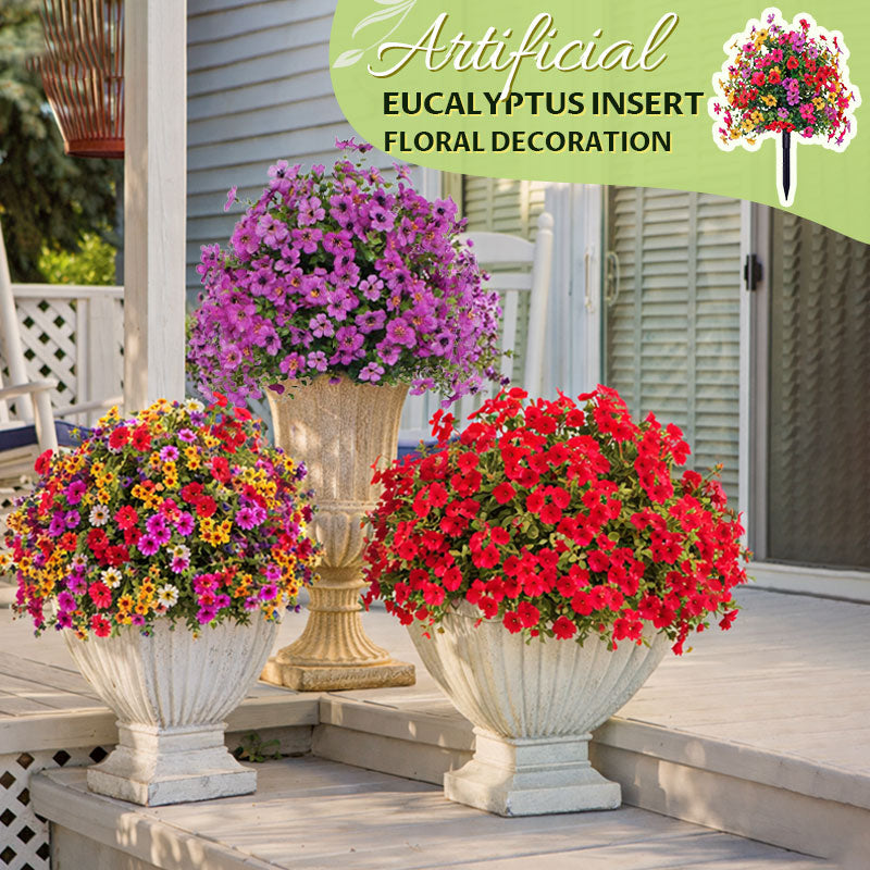 Decorazione floreale con eucalipto artificiale e violette da piantare nel terreno