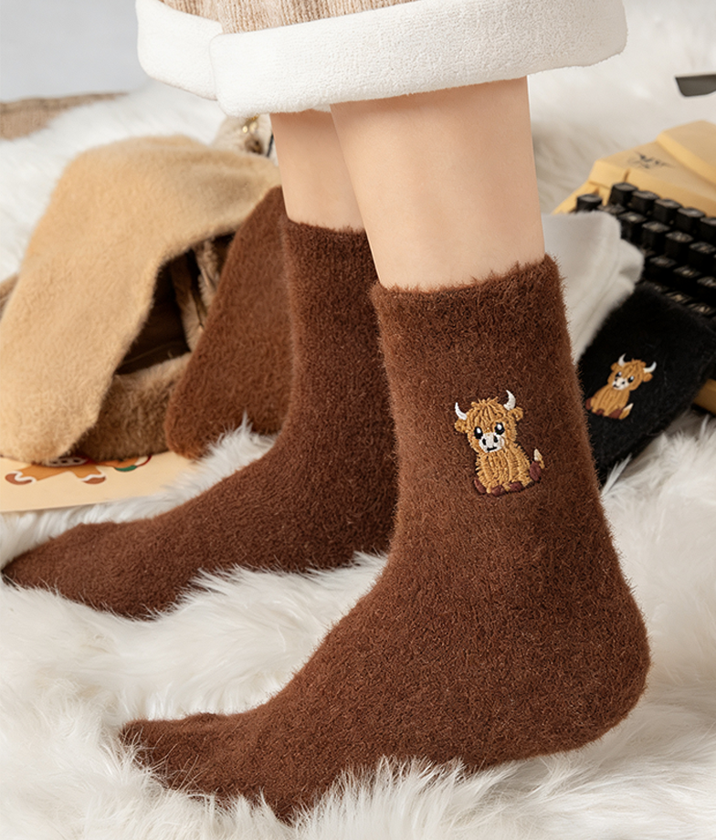 🔥Calzini morbidi da donna con ricamo di una graziosa mucca delle Highland