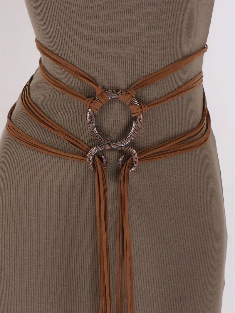Set cintura medievale vichinga in pelle intrecciata, con fibbia ad anello e decorazioni con nappe