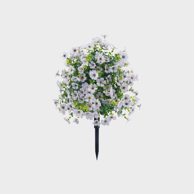 Decorazione floreale con eucalipto artificiale e violette da piantare nel terreno