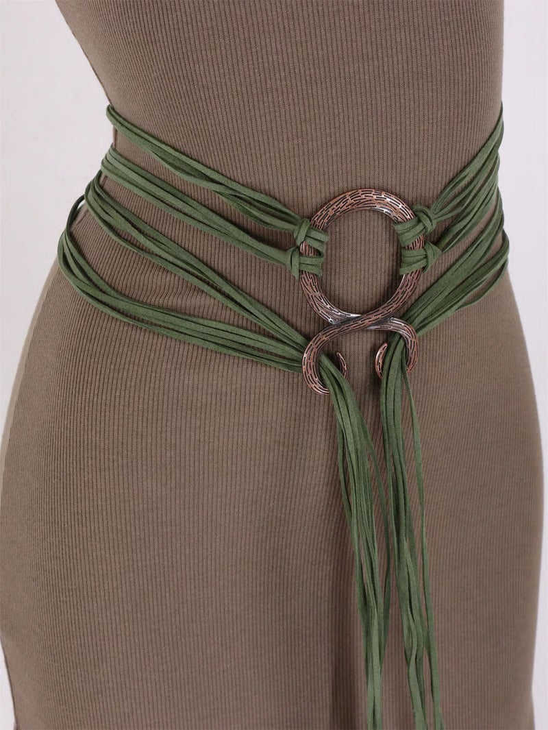 Set cintura medievale vichinga in pelle intrecciata, con fibbia ad anello e decorazioni con nappe