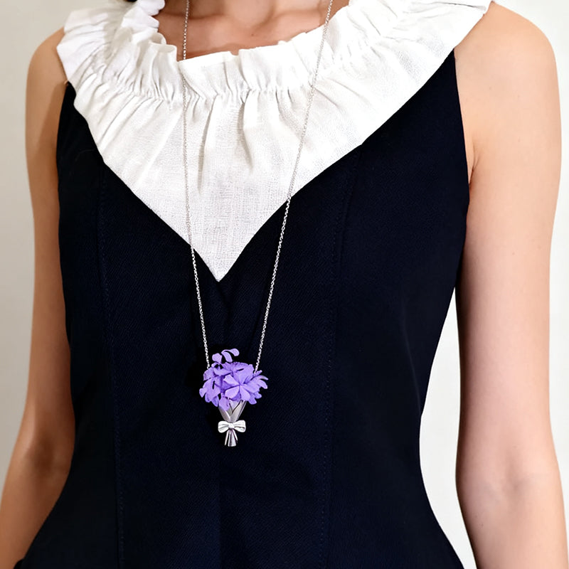Collana con fiori dal design elegante e creativo