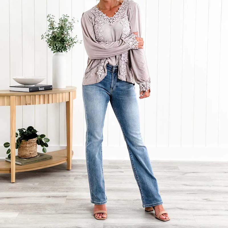 Jeans bootcut con controllo del fondoschiena