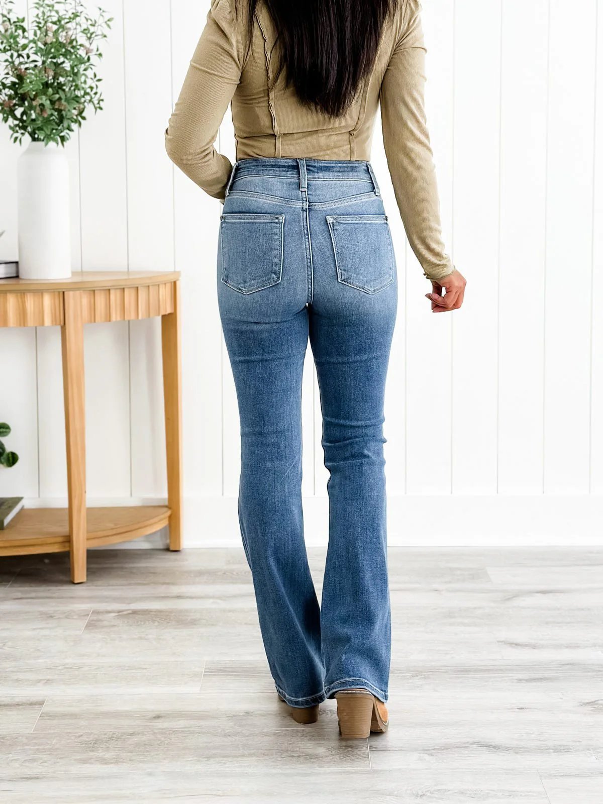 Jeans bootcut con controllo del fondoschiena