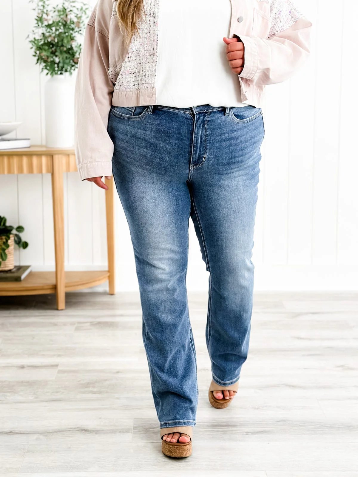Jeans bootcut con controllo del fondoschiena