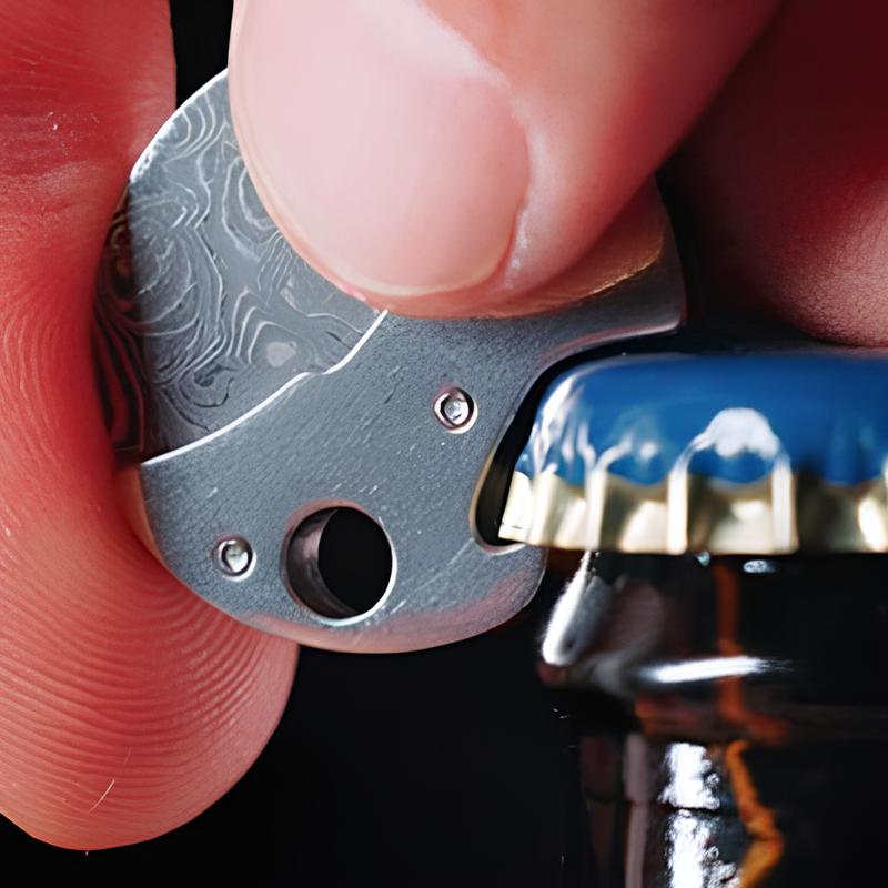 Mini apribottiglie compatto in titanio e taglierino da portare sempre con sé
