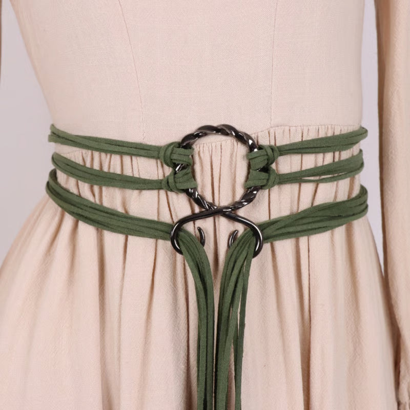 Set cintura medievale vichinga in pelle intrecciata, con fibbia ad anello e decorazioni con nappe