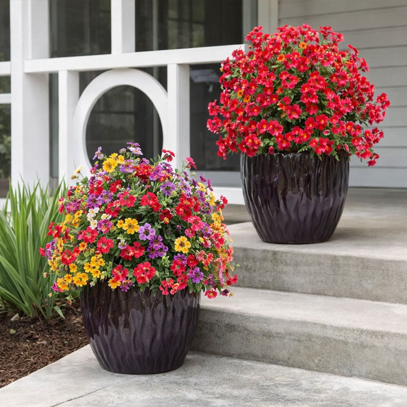 Decorazione floreale con eucalipto artificiale e violette da piantare nel terreno