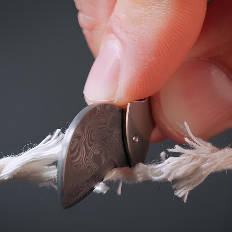 Mini apribottiglie compatto in titanio e taglierino da portare sempre con sé