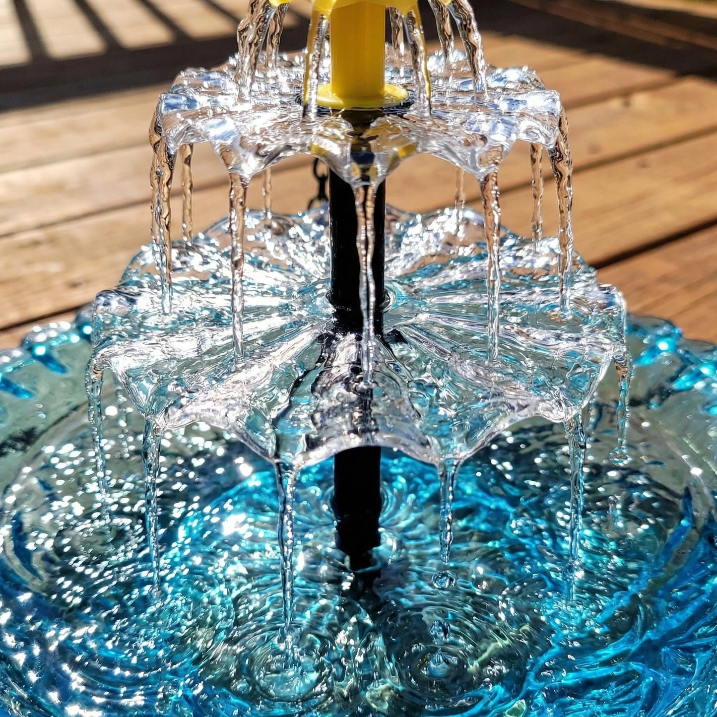 Fontana a cascata solare sospesa per uccelli