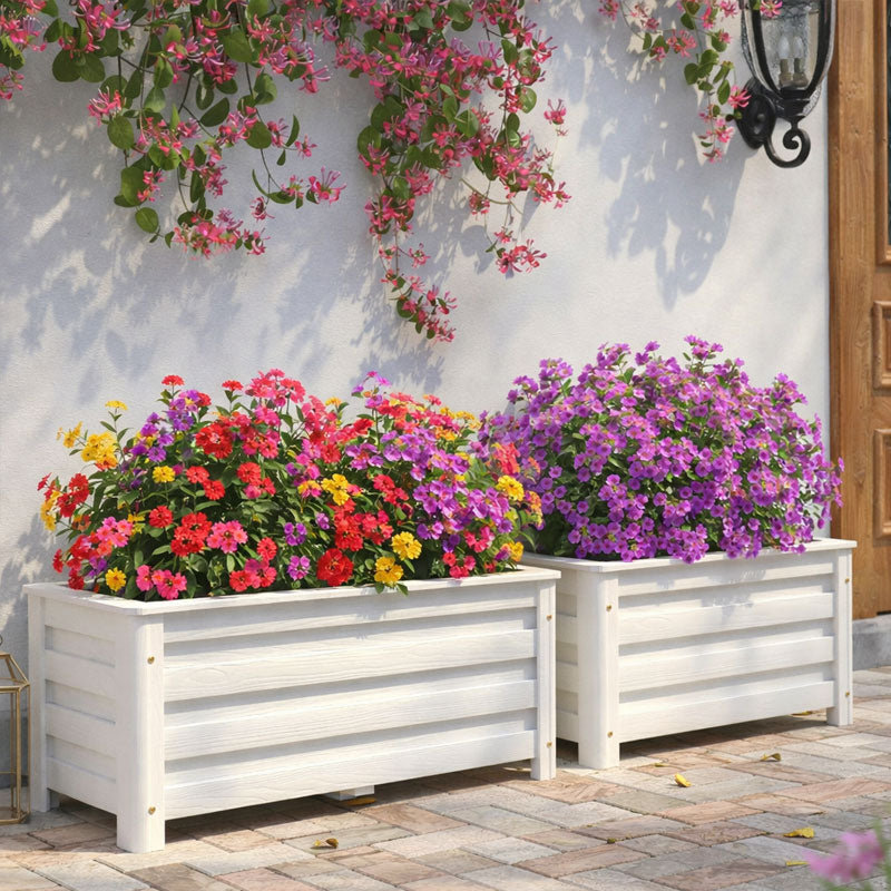 Decorazione floreale con eucalipto artificiale e violette da piantare nel terreno