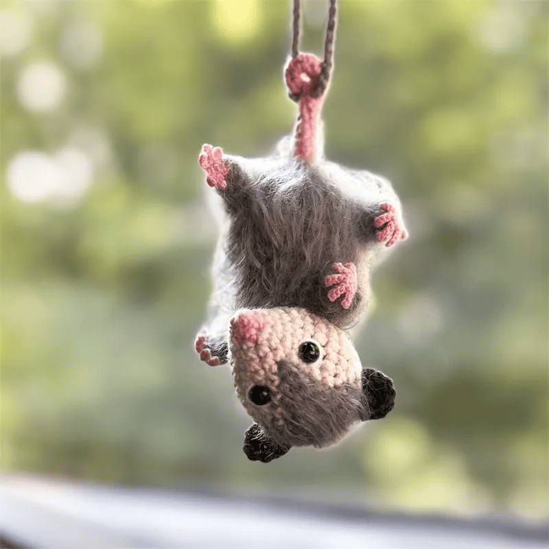 🔥 ULTIMO GIORNO 49% DI SCONTO - Ciondolo per auto Possum (100% lavorato a maglia a mano)
