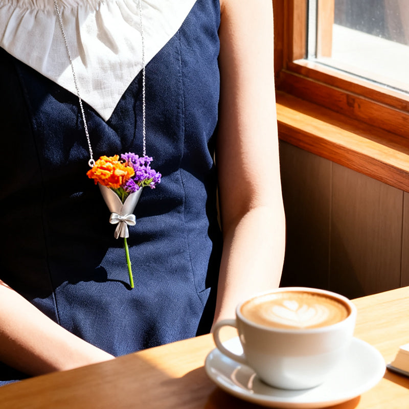 Collana con fiori dal design elegante e creativo