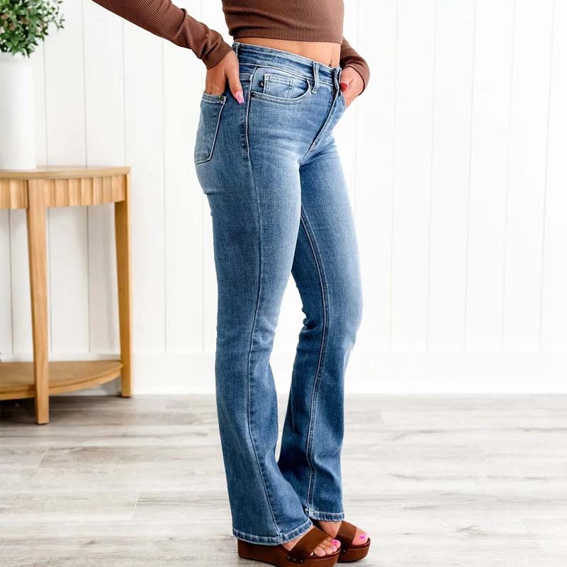 Jeans bootcut con controllo del fondoschiena