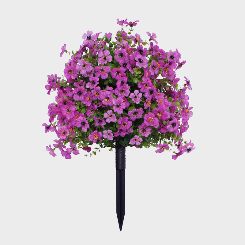 Decorazione floreale con eucalipto artificiale e violette da piantare nel terreno