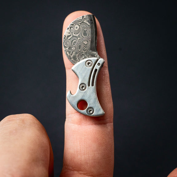 Mini apribottiglie compatto in titanio e taglierino da portare sempre con sé