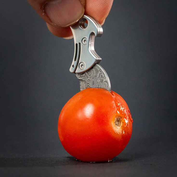 Mini apribottiglie compatto in titanio e taglierino da portare sempre con sé