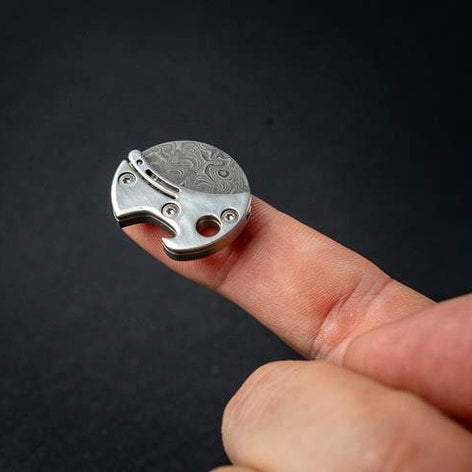 Mini apribottiglie compatto in titanio e taglierino da portare sempre con sé