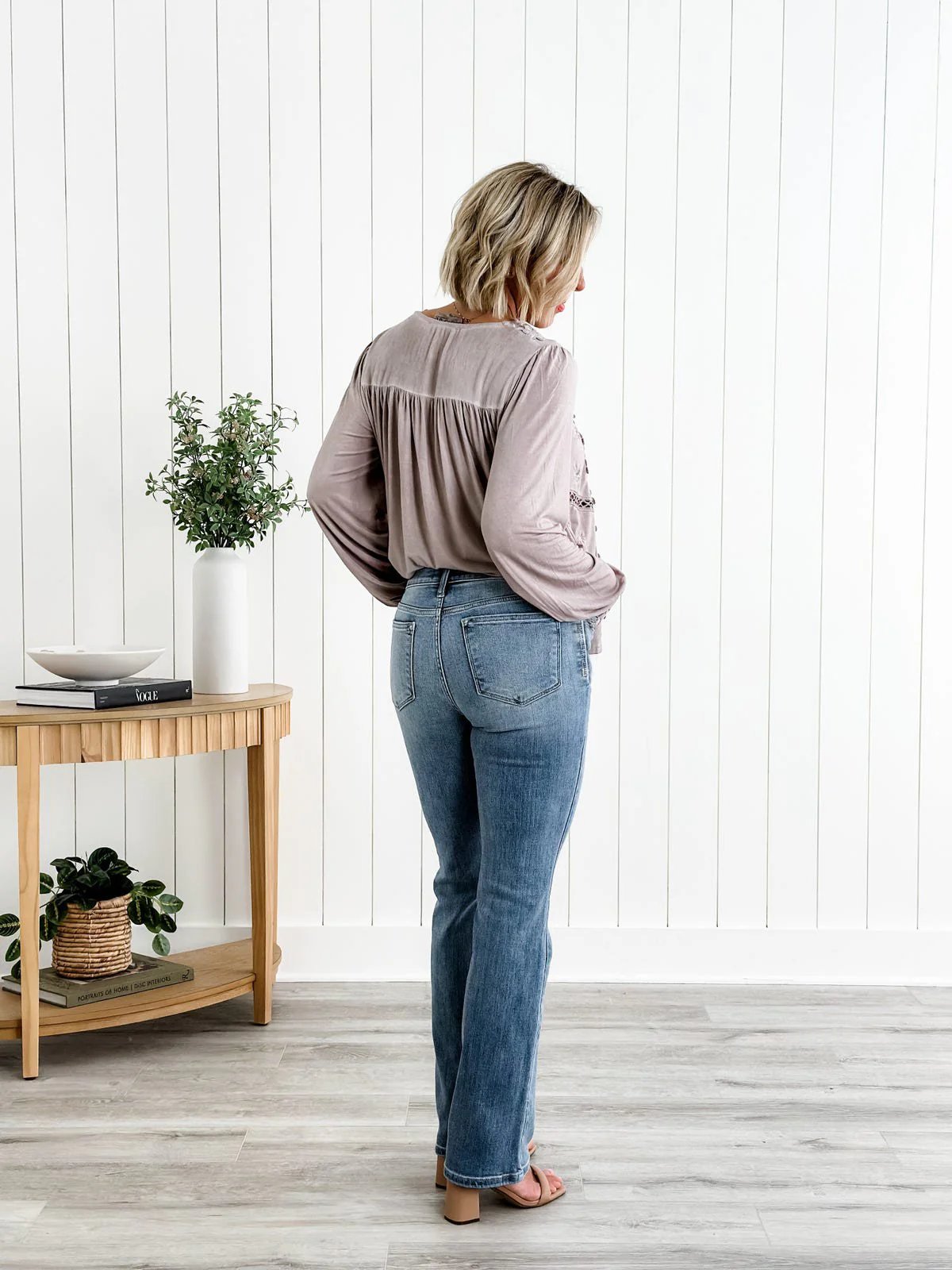 Jeans bootcut con controllo del fondoschiena