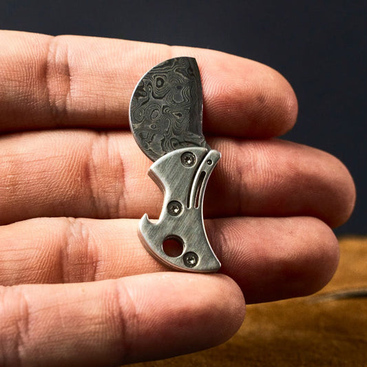 Mini apribottiglie compatto in titanio e taglierino da portare sempre con sé