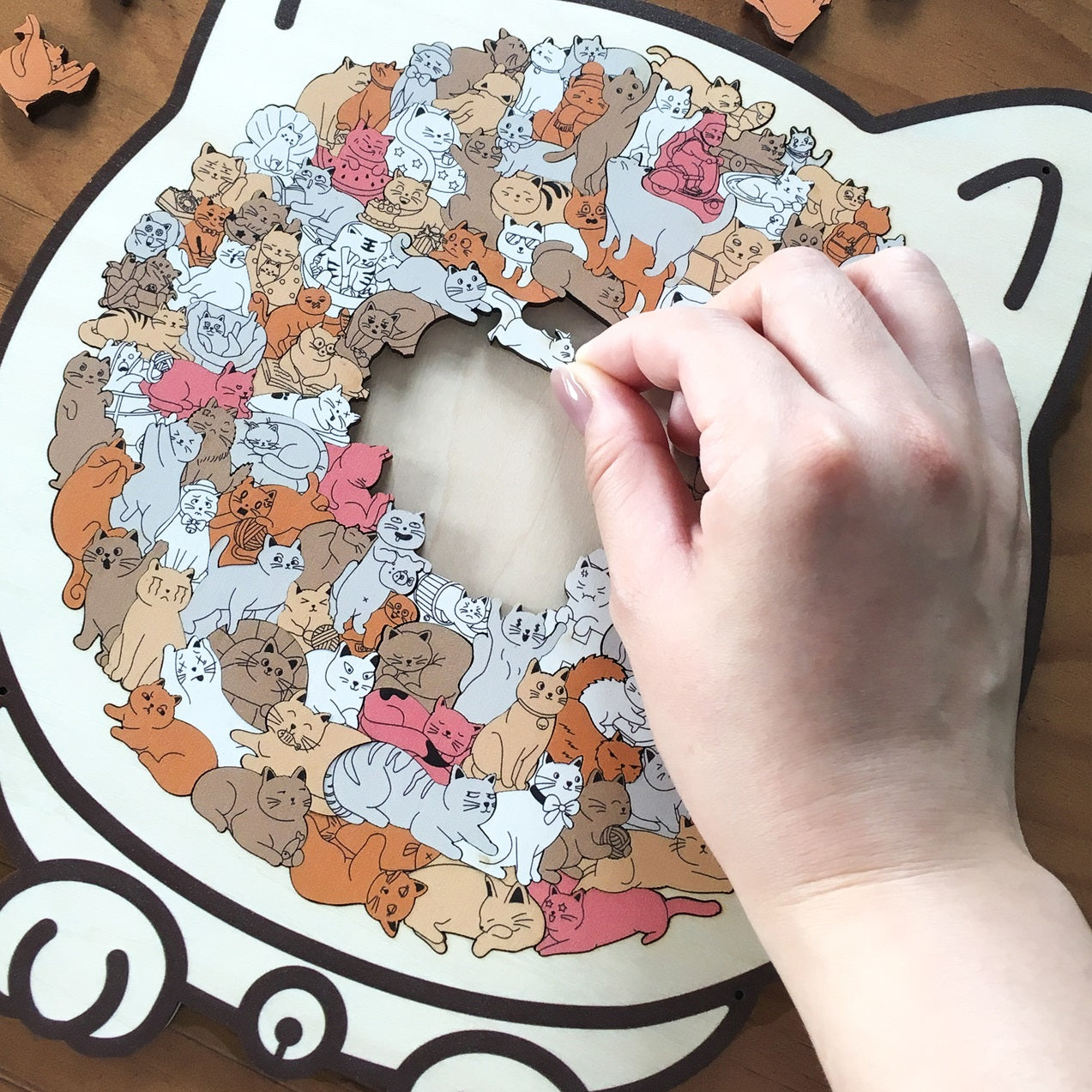 Puzzle in legno a forma di gatto dai colori di Morandi (135 pezzi)