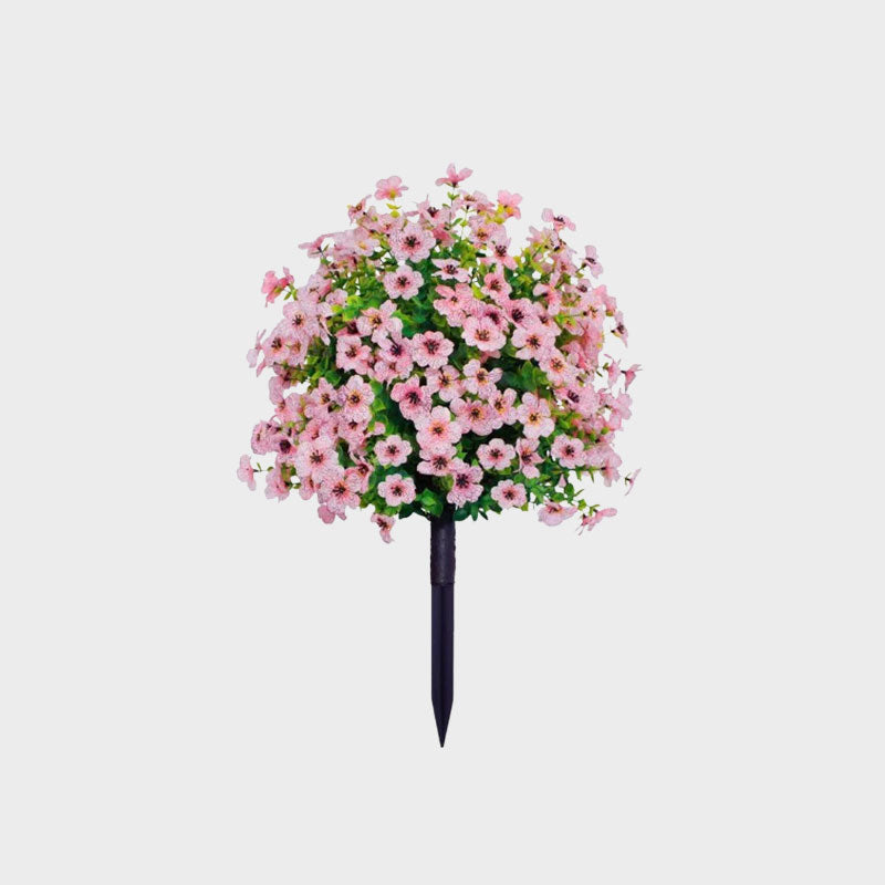 Decorazione floreale con eucalipto artificiale e violette da piantare nel terreno