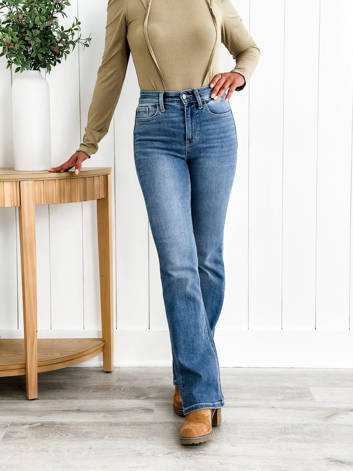Jeans bootcut con controllo del fondoschiena