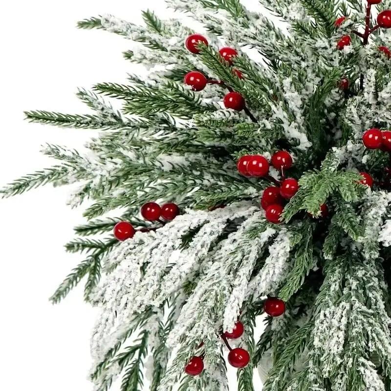 Rami artificiali di abete di Norfolk con bacche rosse: decorazioni natalizie sostenibili!