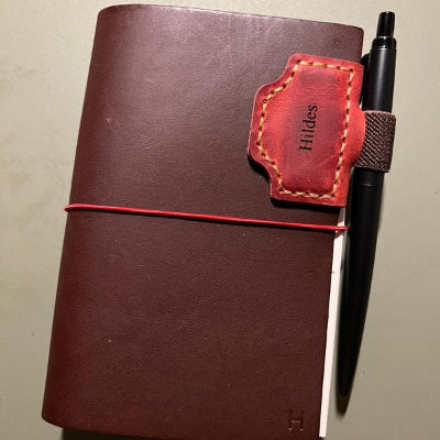 Segnalibro portapenne magnetico in pelle personalizzato