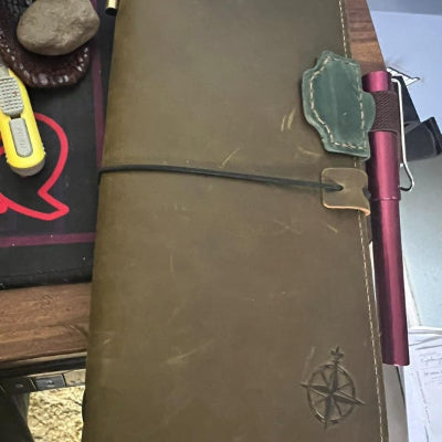 Segnalibro portapenne magnetico in pelle personalizzato