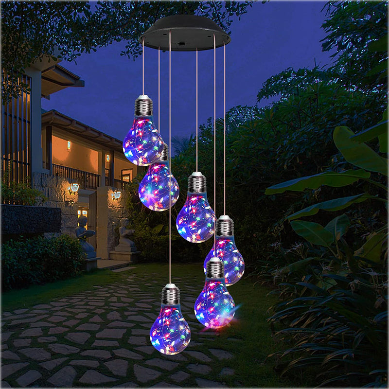 Campanelli eolici con lampadine LED colorate alimentate a energia solare