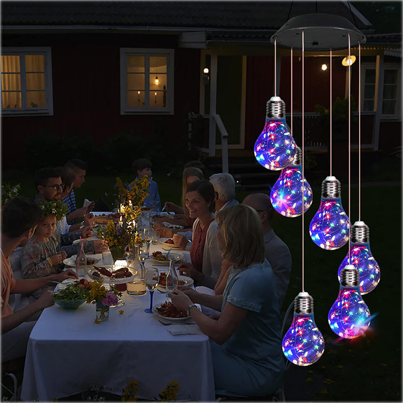 Campanelli eolici con lampadine LED colorate alimentate a energia solare