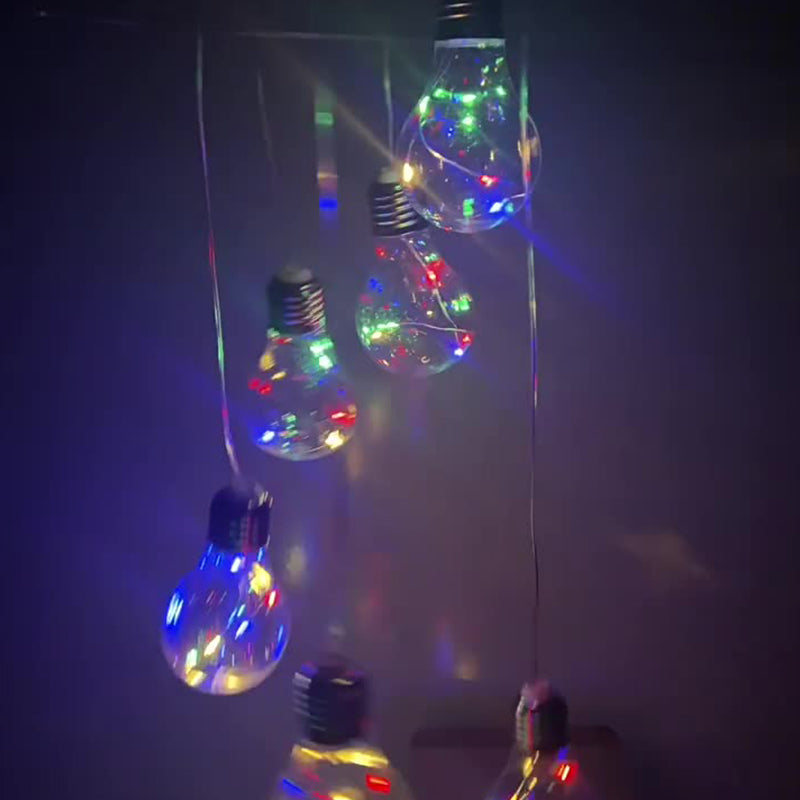 Campanelli eolici con lampadine LED colorate alimentate a energia solare