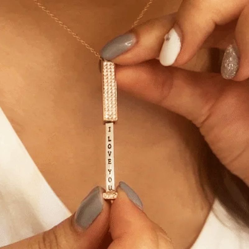 Un regalo meraviglioso! Collana con la scritta “Ti amo”