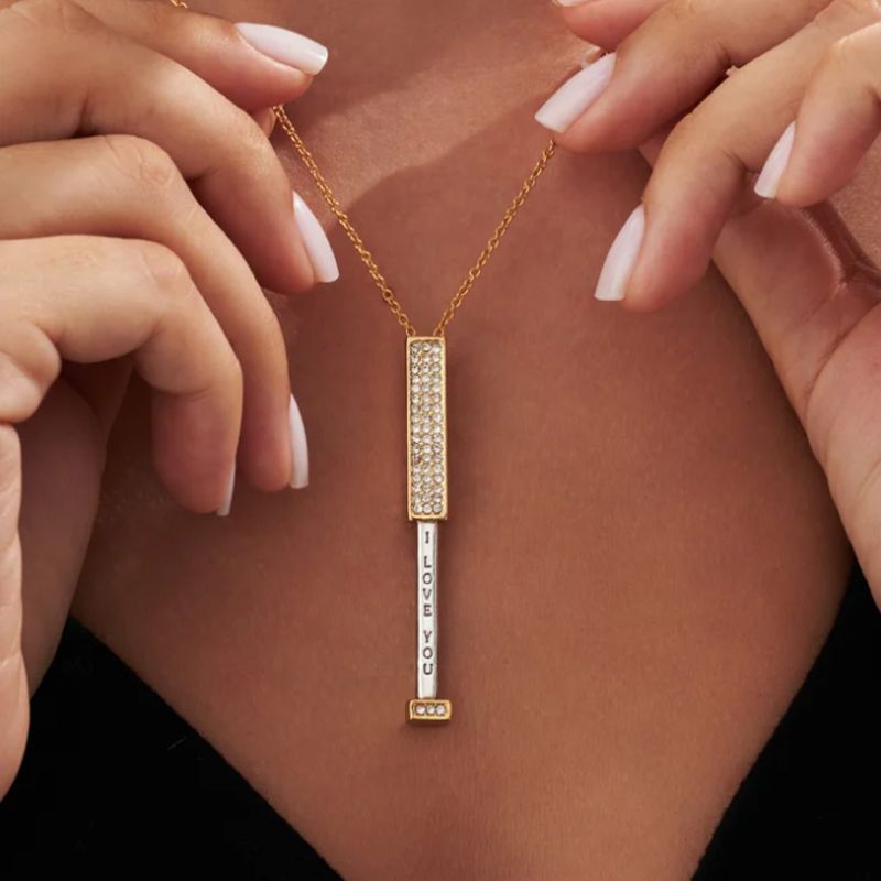 Un regalo meraviglioso! Collana con la scritta “Ti amo”