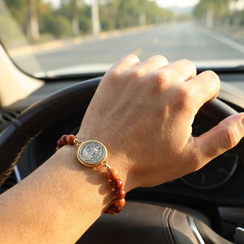 🛡️A Guardian's Companion✨Bracciale di San Benedetto con perline di legno naturale🎁Regolabile, adatto sia per uomini che per donne