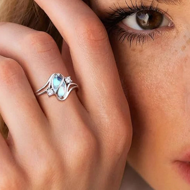 💍Anello geometrico ovale con pietra di luna e dettagli in zirconia: mistico, scintillante e dall'eleganza senza tempo