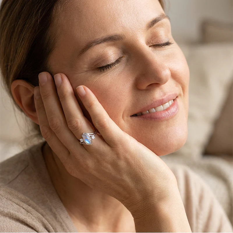 💍Anello geometrico ovale con pietra di luna e dettagli in zirconia: mistico, scintillante e dall'eleganza senza tempo