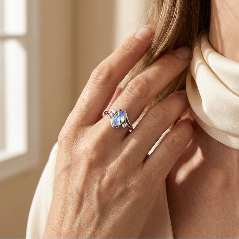 💍Anello geometrico ovale con pietra di luna e dettagli in zirconia: mistico, scintillante e dall'eleganza senza tempo