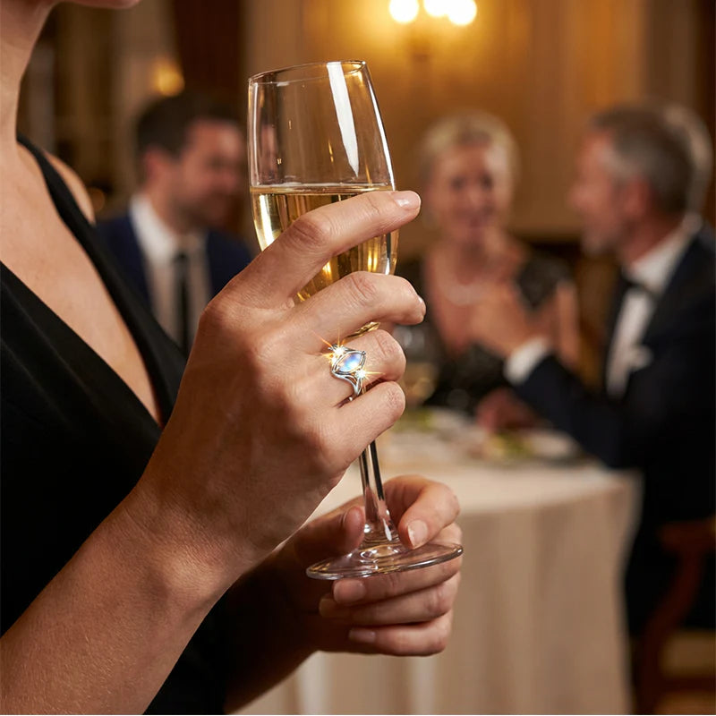 💍Anello geometrico ovale con pietra di luna e dettagli in zirconia: mistico, scintillante e dall'eleganza senza tempo